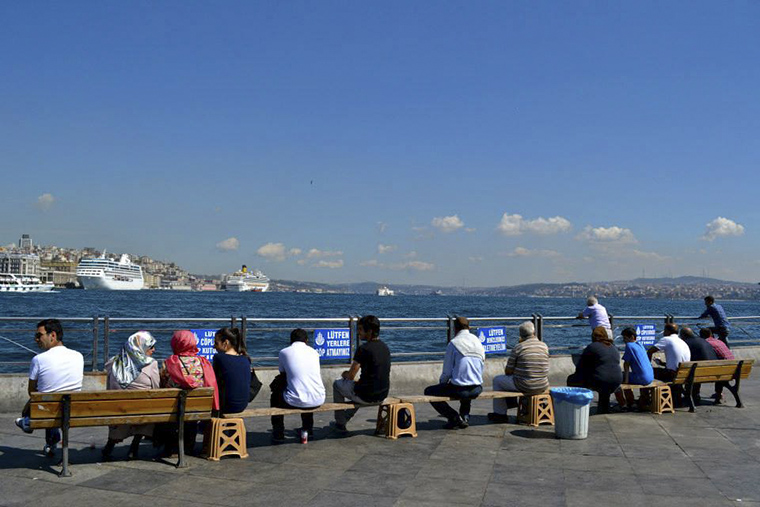 Istanbul - emberek a parton