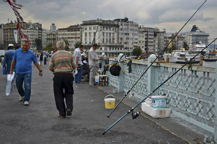 Istanbul - halászok a hídon