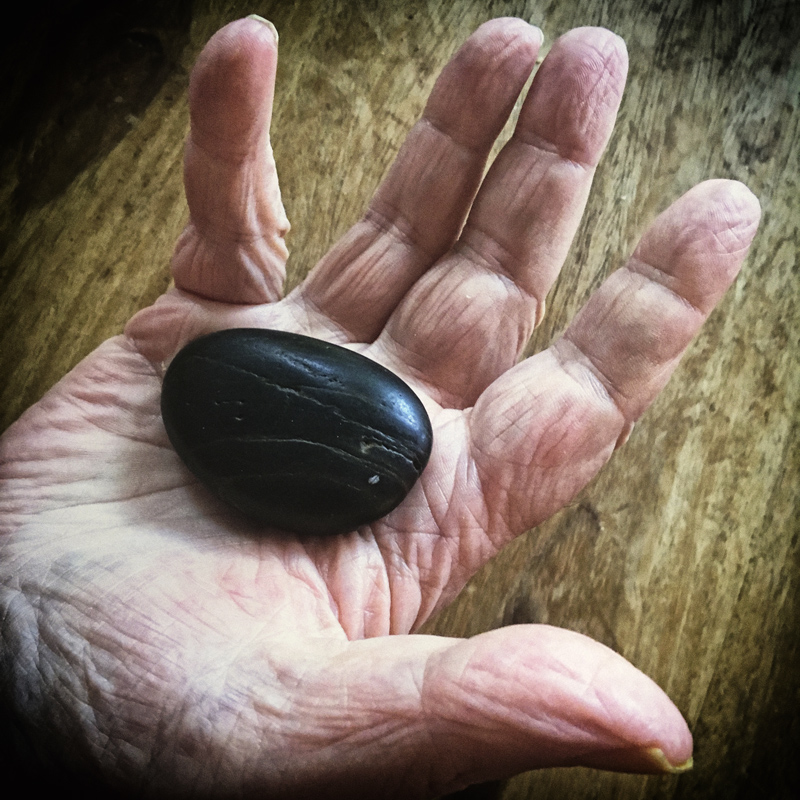 356/257 - Patagóniai fekete kő